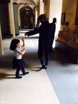 组图：Angela参观卢浮宫 黑纱短裙秀小翘臀