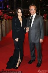 组图：群星亮相闭幕红毯秀 着装低调显黯淡