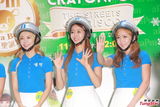 组图：Crayon Pop戴头盔现身握手会 大跳热舞