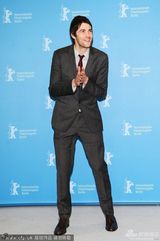 组图：《最佳出价》发布 西尔维娅获杰弗里献吻