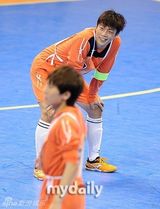 组图：EXO鹿晗等驰骋球场 Beast组进球获胜