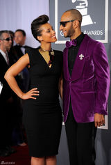 高清组图：格莱美红毯艾利西亚-凯斯携男伴亮相