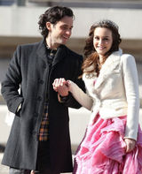 组图：《绯闻女孩》片场莉顿-梅斯特上演吻戏