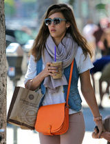 高清组图：辣妈杰西卡-阿尔芭带大女儿奥诺逛街