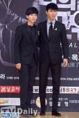 组图：车胜元李升基等宣传《包围》 安宰贤呆萌