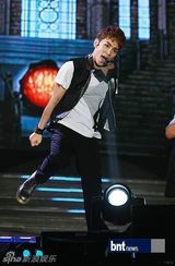 组图：众韩星开唱 EXO-K霸气T-ara性感