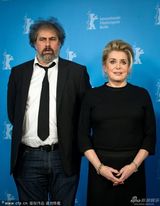 组图：《庭院》发布会 凯瑟琳-德纳芙显霸气