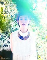 组图：孙俪红衣缤纷贺新年 林间写真登开年封面