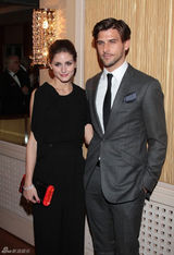 组图：纽约名媛奥利维亚-巴勒莫黑色连身装亮相