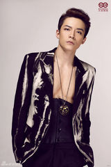 组图：至上励合马雪阳秀肌肉 彰显摩登潮范