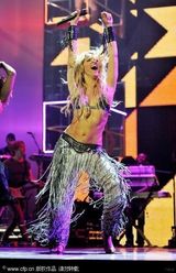 幻灯组图：夏奇拉草裙热舞秀蛮腰 弯腰抛球春光乍泄