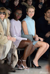 组图：娜奥米浅蓝套裙亮相时装周 妆容淡雅脱俗