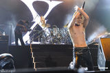 组图：X JAPAN香港开唱 YOSHIKI半裸打鼓引尖叫