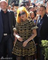 组图：Gaga穿古董刺绣蓬裙 下榻酒店被包围