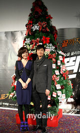 组图：金允珍朴海日宣传《心在跳》 亲密合影显默契