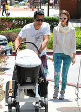 组图：杰西卡-阿尔芭全家野餐 女儿勾脖倒地表情囧