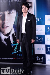 组图：韩片《华颐》发布 吕珍九露纯真笑容