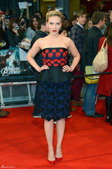 组图：《复仇者联盟》伦敦首映 斯嘉丽盘发优雅