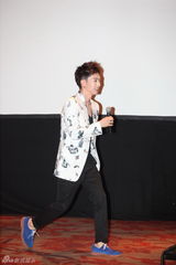 高清组图：张佑赫在京会粉丝 秀舞姿有爱互动