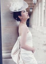 组图：杨千嬅再秀唯美婚纱 巴黎浪漫骑旋转木马