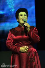 高清组图：经典红歌激荡世博 跨代歌手对唱添新意