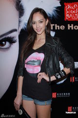 组图：周秀娜出席《黑天鹅》首映 称喜欢弹琴女生