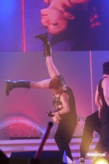 组图：江若琳个唱换多款性感装 与男伴贴身热舞