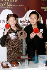 幻灯组图：丁子高情人节陪家人 杨千嬅虎年暂不添丁