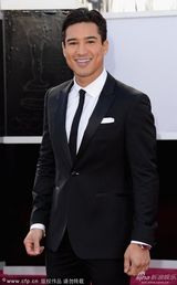 组图：群星闪耀红毯 暮光女拄拐海瑟薇优雅