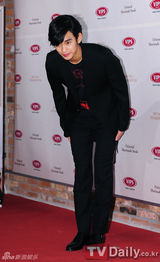 组图：韩星金秀贤参加活动 黑西装尽显绅士风度