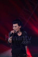 组图：快男复活赛上演 大热魏一宁裙装献唱落败