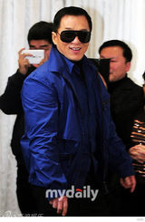 组图：成龙首尔宣传《十二生肖》 权相佑未出席