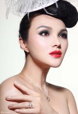 组图：姚美伊模仿黑天鹅拍摄大片显优雅