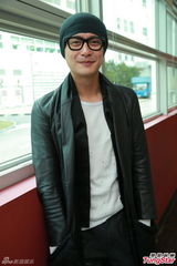 组图：黄宗泽秘恋大五岁女模 忘情甜蜜互吻