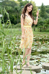 组图：许榕真气质写真儒雅大气