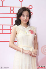 组图：刘心悠情人节甜美亮相 小男孩现场献吻