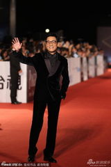 组图：梁家辉黑衣酷帅高举“50”手势