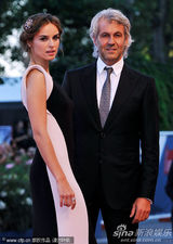 方丹戈电影制片人多米尼科伯加齐亮相闭幕红毯