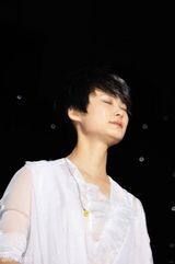 高清图：李宇春个唱成催泪弹 谢霆锋重弹吉他落泪