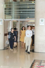 组图：朱玲玲医院二探郭晶晶 橘黄裙难掩笑颜