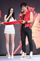 组图：汪东城单飞出专辑12年终圆梦