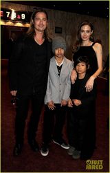 组图：朱莉切乳腺后首现身火辣依旧 与皮特热吻