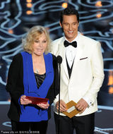 组图：马修-麦康纳荣获影帝 热吻妻子表达爱意