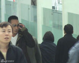 组图：吴镇宇抵京扮“黑超潮人” 宝刀未老笑容难掩