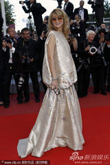 幻灯图集：《毒太阳2》首映 乔沃维奇拼接礼服耀眼