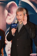 组图：杨采妮《圣诞玫瑰》首映 郭富城耍宝