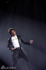 幻灯图：齐秦北京激情开唱 彭佳慧莫文蔚献歌