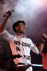 组图：陈楚生新专辑首唱会谈成长 现场玩倒立