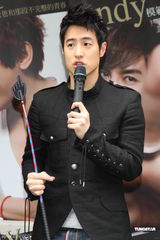 高清图：张世明新书大卖 潘玮柏现身庆功会力挺