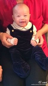 组图：霍启刚晒全家福 儿子取名霍中曦曝近照